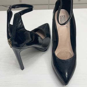 Ladies Black patent leather pumps